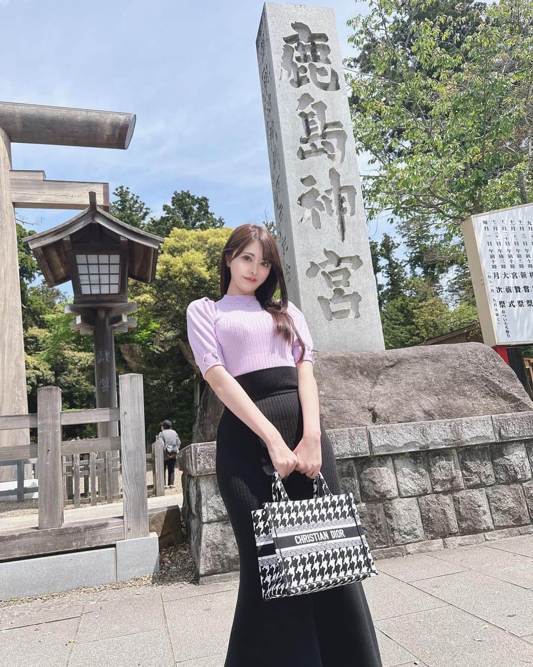 桃瀬えりなのインスタグラム：「鹿島神宮参拝⛩鹿さん可愛かった🦌(神様の使いらしい✨) 鹿島アントラーズのクラブハウス近いから行ってみました♡  #dior #tiffany #rady #follow #followme #鹿島神宮 #参拝 #三大神宮 #パワースポット神社 #鹿島アントラーズ #鹿島アントラーズクラブハウス」