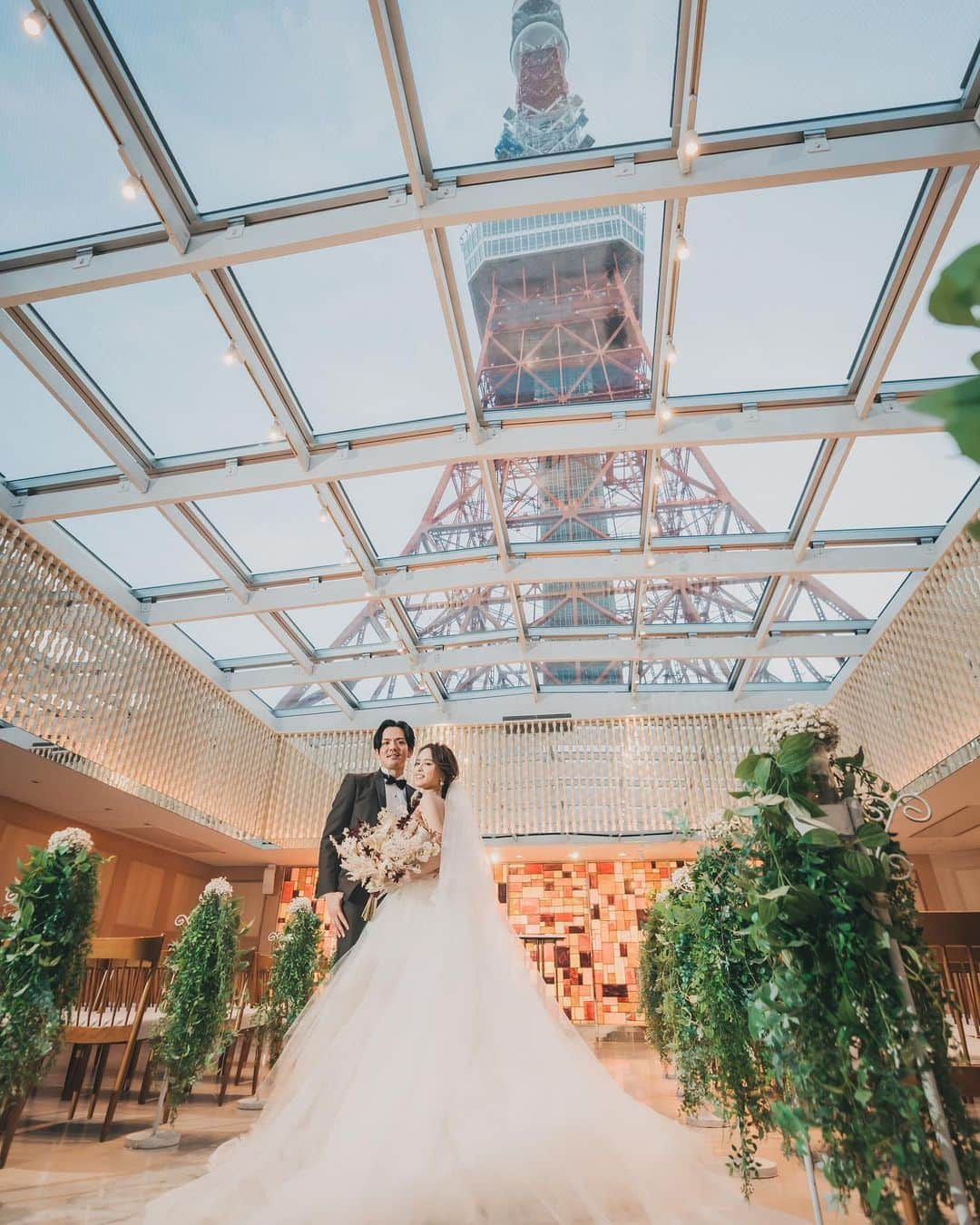 東京タワーの麓の結婚式のインスタグラム：「🗼 春らしい暖かい日が増えてきましたね🌸  挙式の直前には、東京タワーをバックに 新郎新婦様で記念撮影をします🤵🏻‍♂️👰🏻‍♀️♡  " もうみんな来てるかな " " 楽しい1日にしようね " そんな言葉を交わしながら写真を撮影し、 幸せな1日がスタートします🪽𓇠  永遠に記憶に残る結婚式をあげたい！という方は 是非The Place of Tokyoのブライダルフェアへ✨  詳細は(@theplaceoftokyo )まで♡  #theplaceoftokyo #プレイスオブトウキョウ #プレイスオブトーキョー #プレイスオブ東京 #ザプレイスオブトーキョー #ザプレイスオブ東京 #ザプレイスオブトーキョー #ゲストハウス婚 #令和5年婚 #東京タワー #東京タワーが好き #tokyotower #tokyowedding #東京タワーが見える #2023婚 #2023wedding #2023春婚 #2023秋婚 #2023冬婚 #結婚式準備 #結婚式 #ちーむ2023 #東京花嫁 #プレ花嫁準備 #ぷれ花嫁 #プレ花嫁 #バージンロード #かけがえのない時間 #想い出」