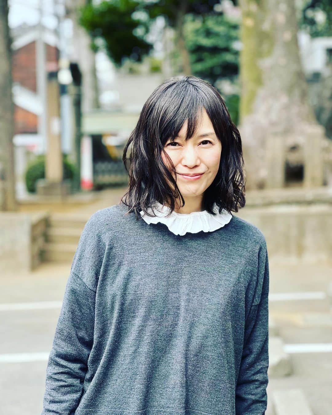 奥貫薫さんのインスタグラム写真 - (奥貫薫Instagram)「. 今日はすこし肌寒いけれど、よい日曜日を🌿 最近、このフリルのブラウス ...