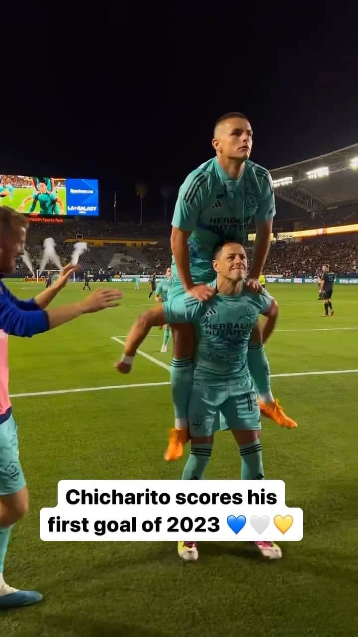 ハビエル・エルナンデス・バルカサールのインスタグラム：「CHICHADIOS IS BACK 💙🤍💛」