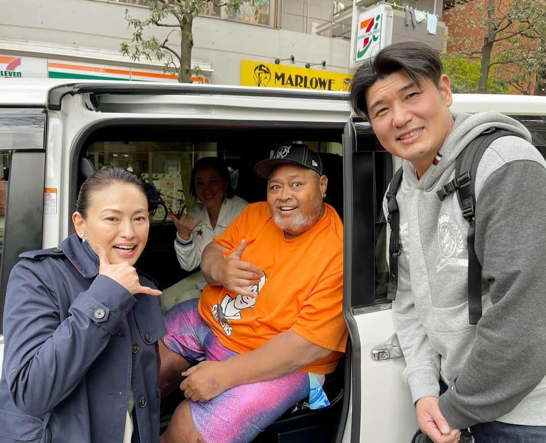 田中美奈子さんのインスタグラム写真 - (田中美奈子Instagram)「久しぶりに元大関、小錦さんにお会いしました😃 10年近く前に徳島県の阿波おどりに家族で参加した時に一緒に地元のテレビ番組に生出演🥳 娘も抱っこして貰って大喜び🥰 「子供達は元気？？」と聞かれたんで、「もう私より大きくなっちゃったよ♪♪」と話しました🤗🤗 #徳島阿波踊り #小錦 さん#久しぶりの再会 #元大関 #10ねんぶり #10ねんぶりの再会 #sumo #sumô」4月23日 13時33分 - tanakaminako0912