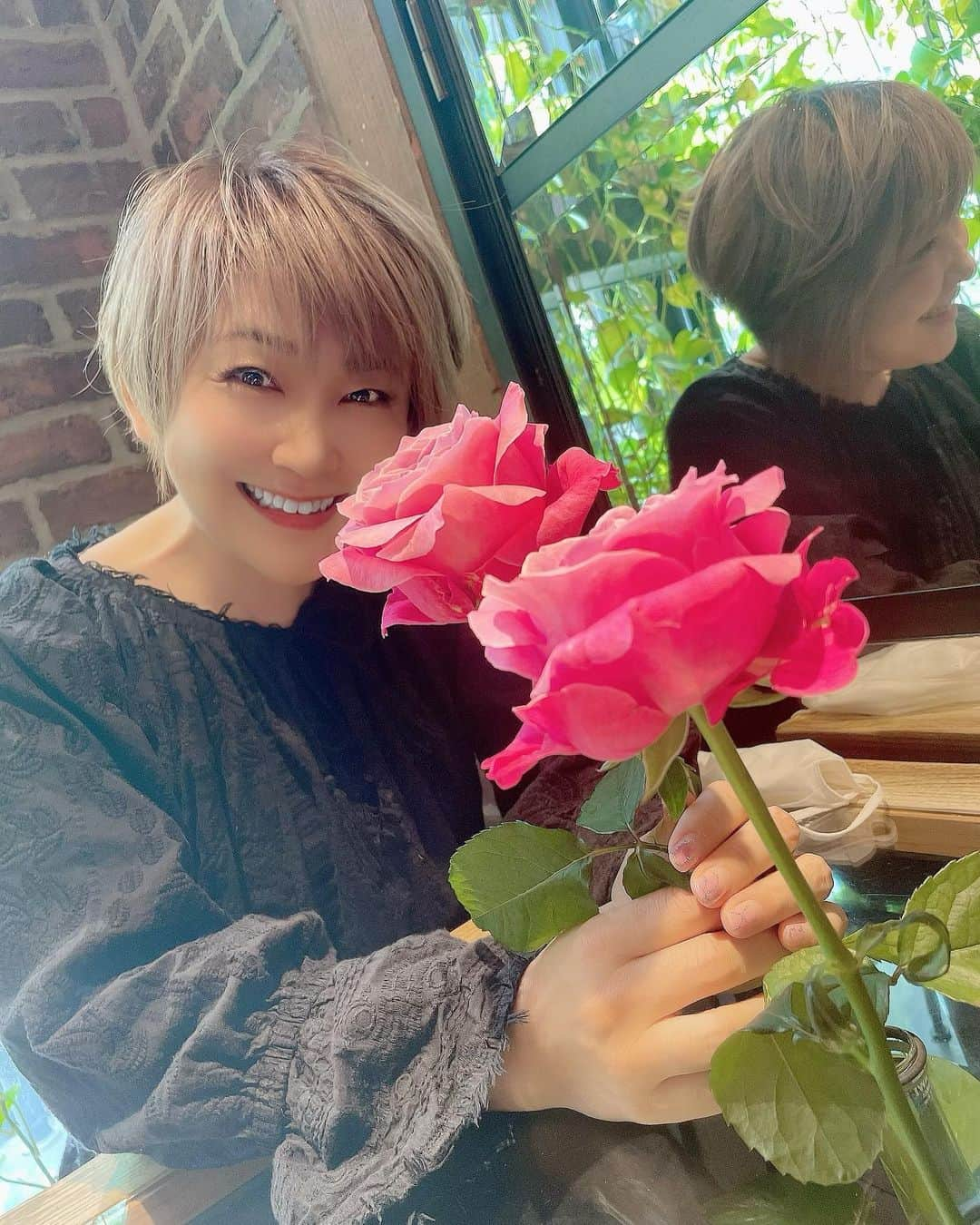 松本梨香のインスタグラム：「生花が好き💕見てるだけで パワーをもらえる。 #お花 #ブレイクタイム」