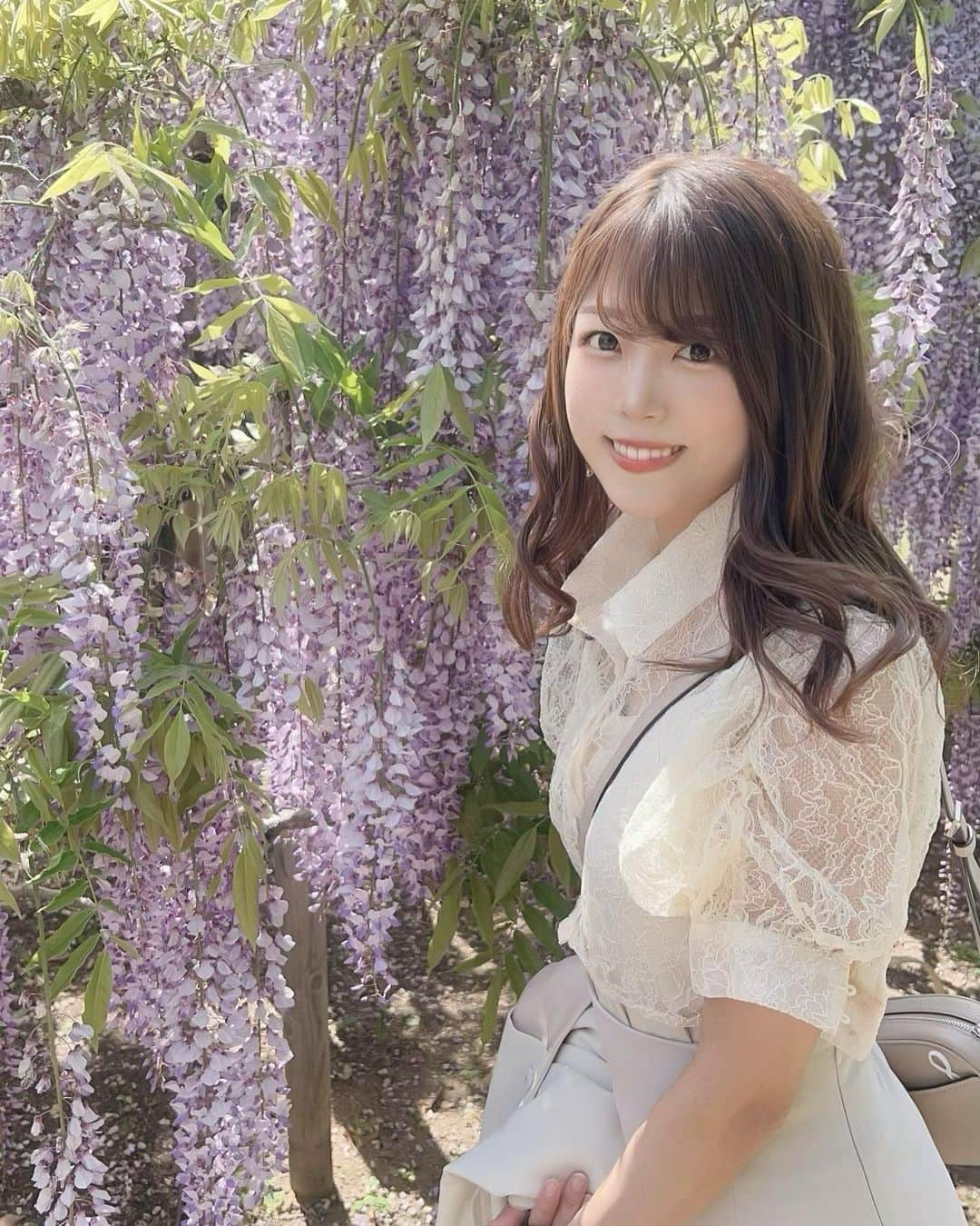 村上麻莉奈さんのインスタグラム写真 - (村上麻莉奈Instagram)「あしかがフラワーパークの藤が満開でした！ものすごく綺麗で心が洗われた🥺🥺 昼と夜の寒暖差がかなり激しいので夜のライトアップまで滞在するなら上着は必須です🧥 藤ソフトもう一回食べたい🤤🍦 ・ ・ ・ #あしかがフラワーパーク #足利市 #藤ソフト #女子旅 #満開の藤 #藤棚 #藤の花 #大藤 #うす紅藤 #白藤 #紫藤 #八重藤 #大藤まつり #藤#グレイル #GRL購入品 #GRL #grlコーデ  #wisteria #wisteriaflowers #wisteriawatch #wisteriatunnel」4月23日 13時44分 - murakami_marina