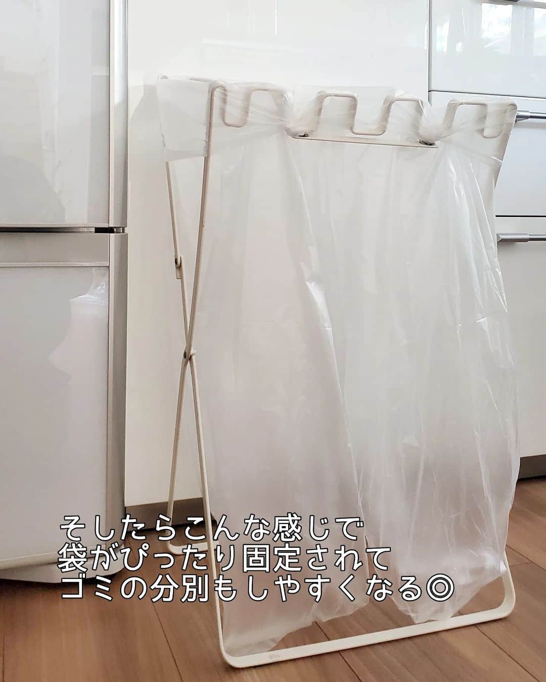 koyukkuma 一条工務店さんのインスタグラム写真 - (koyukkuma 一条工務店Instagram)「・ 🧸🧸キッチンのゴミ箱🧸🧸  キッチンのゴミ袋どんなん使ってるかって 質問あったのでお答えします！  キッチンには元々家電収納の1番下に 2連のゴミ箱が付いてて、 それをずっと使ってきたけど ゴミ捨てるまで何アクションもせなアカンのが 面倒すぎて5年でギブアップ😇  ここ2年はtowerのゴミ袋スタンドを 使ってます!!  やっぱゴミ袋は出しっぱが1番……やな？笑  家建てたらゴミ箱は隠したいって思ってたけど めんどくさすぎるしゴミ箱隠しても ウチの家、オシャレでも何でもないわ！  ってなって開き直りました 笑  で、1～2枚目の写真のゴミ箱は 今は缶瓶ペットボトル用と牛乳パック用に 使ってます！  ちなみにみなさんのおうちのゴミ箱って 家じゅうの合わせて何個ある？？  くまんちは… キッチン、ダイニング、洗面所、 2階は各部屋に置いてて3個、 合計6個です😌  多い方？少ない方？  まぁ、ゴミの日に家のゴミ箱巡りする事考えたら ゴミ箱は少ない方がいいよね～  #一条工務店 #アイスマート #ismart #マイホーム #キッチン #ゴミ箱 #tower」4月23日 13時37分 - kumasan_ismart