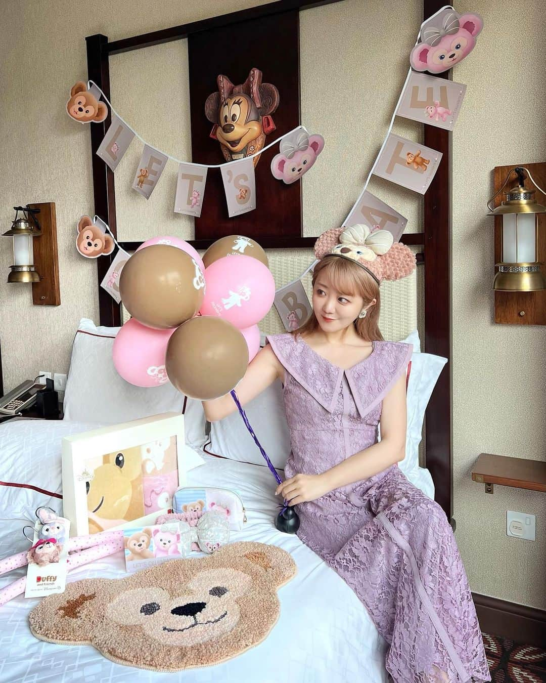 中島絢乃さんのインスタグラム写真 - (中島絢乃Instagram)「🏨🎈🤎  .  香港ディズニーランド・リゾート・ホテルでの、 ダッフィー＆フレンズテーマの客室パッケージ🏨🧸🎈 (写真は#エクスプローラーズロッジ )  .  お部屋の中が ダッフィーな空間になっていて びっくりしちゃった、、🥹🤎🎈  お部屋だけでも こんなにダフフレを感じられるんだよ🧸🎈  .  ちなみに、 一番テンションがあがったのは スリッパまでダフメイだったことです🤫💞  〰〰〰 #ItsPlayTime #DuffyAndFriendsPlayDays #DuffyFanstasy #DuffyAndFriends #HKDisneyland #CastleOfMagicalDreams #Momentous  #香港ディズニーランド #ダッフィー＆フレンズ #PR  @hkdisneyland」4月23日 13時37分 - nakajima_ayano