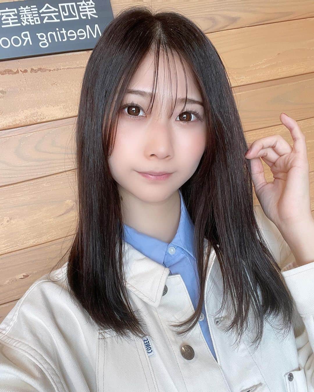 塩野響子のインスタグラム：「⠀白×水色で春コーデ🫧 ⠀ ⠀ #ジージャン #Gジャン #春コーデ #春服 #カジュアルコーデ #青ワンピ #beams #シンプルコーデ #私服 #ファッション #黒髪 #黒髪ロング #爽やかコーデ」