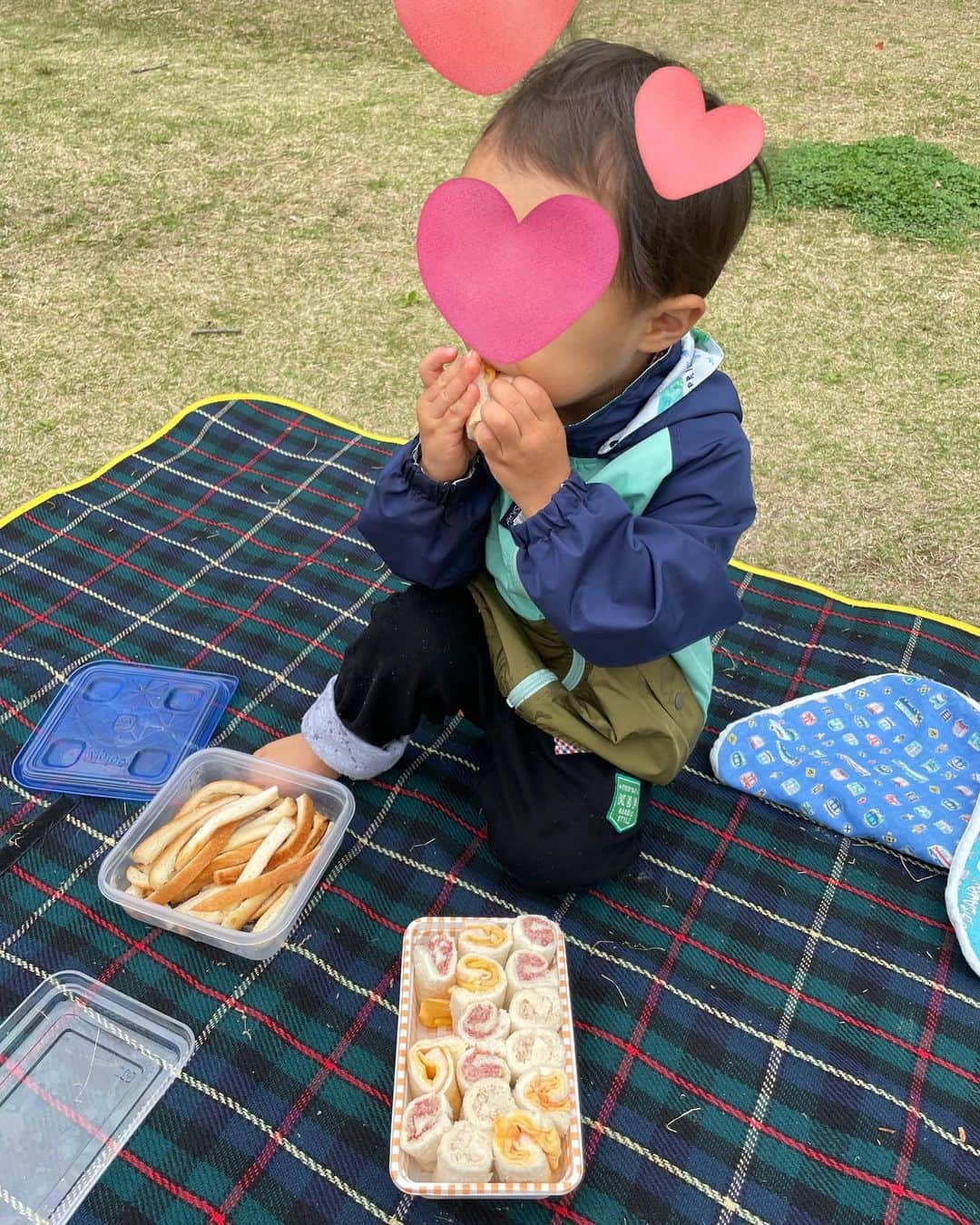 竹内由恵さんのインスタグラム写真 - (竹内由恵Instagram)「昨日は息子と一緒に作ったサンドイッチ（と、パンの耳をバター砂糖で焼いたもの）を持って公園に行きました。パンに具材をぬったり、焼くという行為を知ってもらいたくて、初めてフライパンを握ってもらいましたが、危なっかしくてすぐに交代しました😅 みんなで出かけると、終始とても嬉しそうでニコニコです。だから私たちもとっても幸せな気持ちになります^ ^  1日の終わりに、「今日は何したの？」と聞くと、「パパとー、ママとー、公園いったの！〇〇ちゃんがサンドイッチ作った」と説明してくれました。これまでは、私が「今日なにしたの？」と聞くと、「なにしたのー？」とおうむ返しするだけだったのに！ちゃんと会話できてる！ 子供の吸収力は素晴らしい✨  #二歳児 #男の子ママ #公園巡り #週末は公園ばかり」4月23日 13時41分 - yoshie0takeuchi