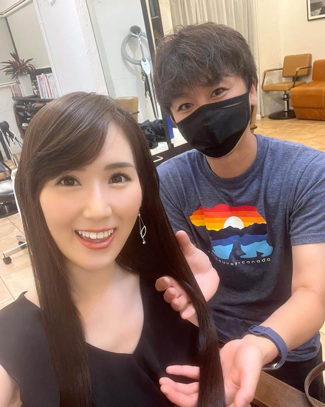 谷中麻里衣のインスタグラム：「Hair maintenance ❤️  つわりが辛くてなかなか行けなかった美容院に来ています🥰 結婚式直前の9月末から半年以上あいて、やっと✨ こちらは前回の写真🌸  一時期はシャンプーコンディショナーの香りも無理で、無香料ボディーソープで洗ってギシギシに💦 元々すごかったダブルプラチナトリートメントの人幹細胞が、伺っていなかった半年でさらに進化したらしいので、ツヤサラを楽しみに今ドライヤーされてます💕  #人幹細胞#ヘアトリートメント#髪質改善」