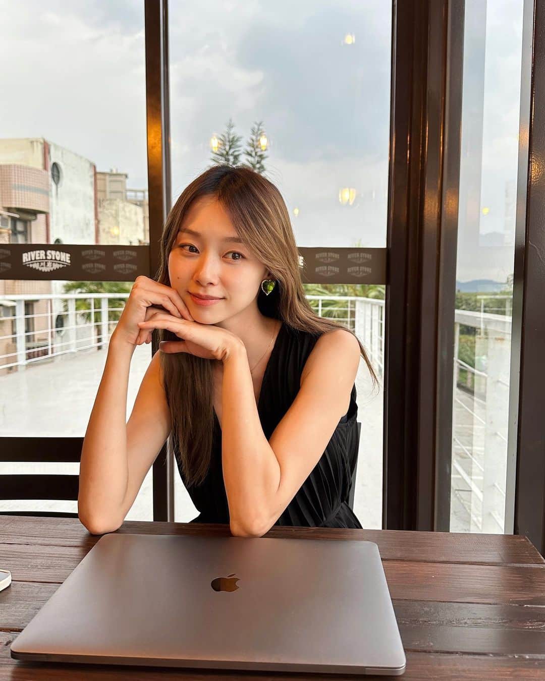 吳斐莉のインスタグラム：「大家是居家辦公者還是咖啡廳辦公者👩🏻‍💻  我發現我比較適合在咖啡廳辦公的人～ 因為在家裡很容易分心啊😂 玩玩鄔瑪啊～打掃洗碗啊～ 時間到了還得準備吃的啊 但在外面就哪也不能去  所以老公衝浪時 我就找個咖啡廳待著 邊看海邊辦公邊看書 時間一下就過了🥰  那天回家我們倆還聊說 有機會的話在海邊開個 咖啡廳或小餐館也滿想試試的😆」