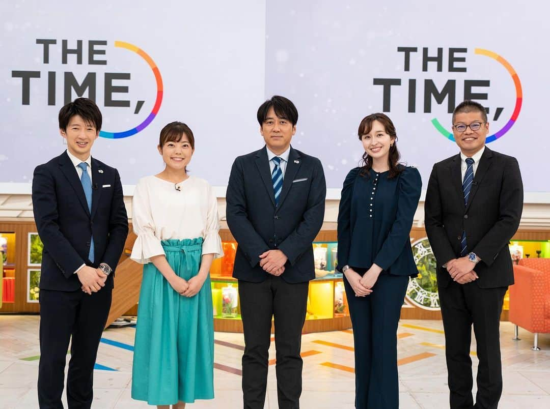 田村友里のインスタグラム：「. 先日「THETIME,」スタジオへご挨拶に行ってきました✨  華やかなセットに興奮しつつ、 番組がどのように作られているのか、 どれだけ多くのスタッフの方が関わっているのかを知り、 あらためて中継を任せていただいていることへの 感謝と責任を感じました。  ますます全力ガッツで広島の魅力をお届けします💪 は〜〜緊張した〜〜楽しかった〜〜！！  #thetime_tbs  #安住紳一郎 アナ やっぱり憧れ大尊敬！ #宇賀神メグ アナ 透明感と優しさで溢れてた！ #杉山真也 アナ お会いする度緊張をほぐしてくださる！ #岩﨑弘志 アナ 突然の生出演に緊張したのか写真を見返すと2人とも同じポーズ🤣久々にお会いできて嬉しかった！  .」