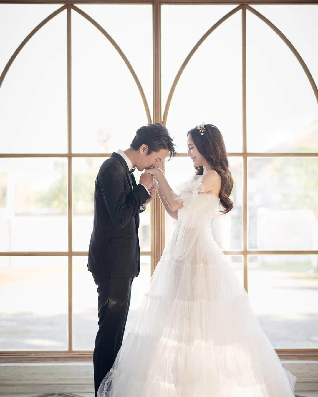 インヤのインスタグラム：「Just can’t enough of you 🤍  Thank you to @oatcouture_dresses 👗✨  #preweddingphoto #preweddingshoot #wedding #weddingdress」