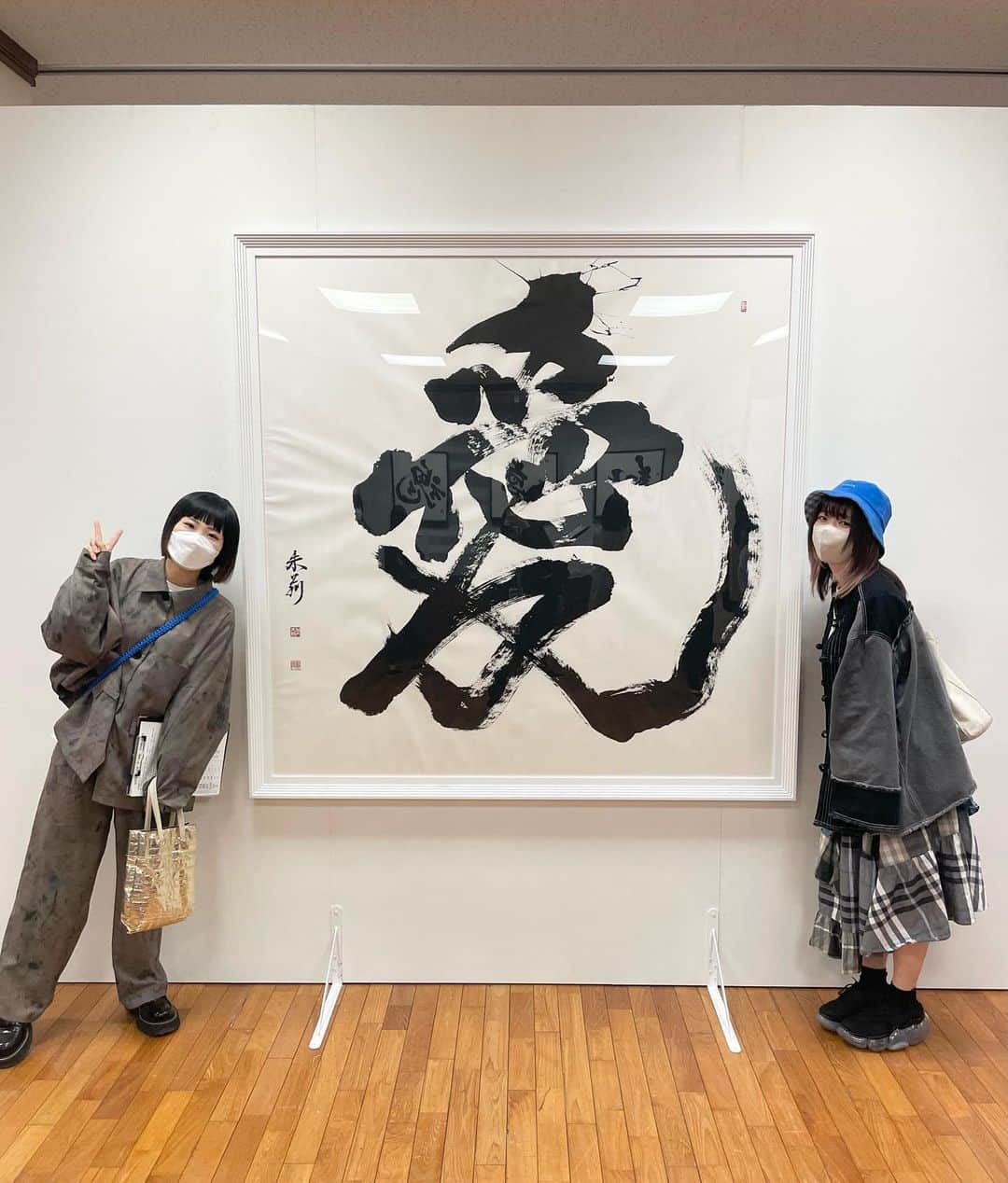 ぱいぱいでか美のインスタグラム：「竹内朱莉さん初書道展『煌々舞踊』へ . アンジュルムのリーダー、竹内朱莉さんの 初の書道個展『煌々舞踊』観に行かせていただきました。 生で見る作品の力強さにびっくりしつつ、 決して時間に余裕があったわけではないアイドル人生の中で 歌やダンスだけでなく書道までここまで極めていたそのストイックさに 改めて脱帽しました。すごい人すぎる……。 作品によって筆使いのニュアンスが全然違うことが素人目にもわかって それをこんな近い距離で見られて……！ 子供の頃の作品まで展示されてて最高でした。 一つのことに長く打ち込む尊さも、作品たちを丁寧に残していた愛の深さにもグッときました。  実は、私が『でか美ちゃん』に改名したときに 竹内さんに名前を書いて頂いて記者会見等でも使わせてもらいました。 (プロフィール飛んでもらうと固定ポストに載せてます！) 当時ももちろんめちゃくちゃ嬉しかったし 今でもとても大切にしていますが 私はとんでもない未来の大物書道家に書いてもらったんだなあと あの日から1年4ヶ月ほど経ち、その貴重さに震えております……。  グッズは図録と「舞」のレプリカ色紙を購入しました！ 色紙どうやって飾ろうか考え中。 最後の写真は撮ろうとしたらちょうどフレームインしてきて面白かった瞬間。笑 . #煌々舞踊 #竹内朱莉 さん #聖徳記念絵画館 #しばたありぼぼ #でか美ちゃん」