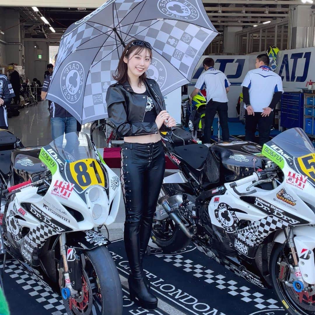 のインスタグラム：「前髪生きてたのは最初だけ。笑 ⠀ ⠀ ⠀ ⠀ #鈴鹿サーキット#suzukacircuit   #naturalmakeup #makeup #model #モデル #いいねした人で気になった人フォロー #Japan  #撮影モデル #被写体 #goodmorning  #portrait #photography  #ファインダー越しの私の世界 #hairstyle  #清楚系女子 #写真好きな人と繋がりたい  #beauty#いいね返し #萌え #ニーハイ#ロングパンツ #くびれ#むちむちボディ #ダイエット#ウエスト痩せ#バイク女子 #バイク好きな人と繋がりたい #race#costume」