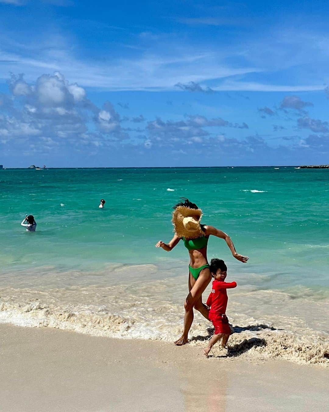 イ・シヨンさんのインスタグラム写真 - (イ・シヨンInstagram)「🏝️ 하와이 현지인분들이 추천하는 천국의 바다라고 불리우는 라니카이 비치✨❤️ 저멀리 바닷속까지 보이는 맑은 물과 에메랄드빛 예쁜 바닷가에서 정말 이렇게 신나게 놀았던적이 있을까 싶을 정도로 정윤이와 너무 행복한 시간을 보냈어요🫶🏻🌈 하와이 가시면 라니카이 비치 그리고 바로옆 카일루아 비치까지 꼭꼭꼭 가보세요🙏🏻💗 우오앙😍😍지금 봐도 믿어지지않는 바닷물색이에요😭」4月23日 13時52分 - leesiyoung38