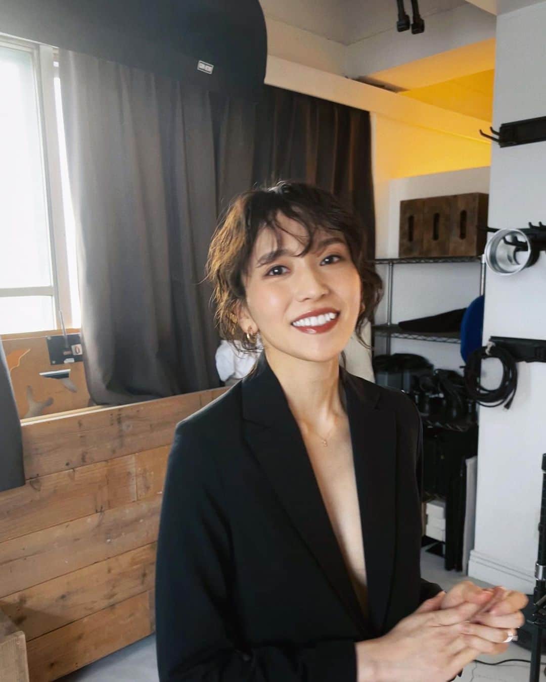 のインスタグラム：「美容液の香りについて♥  ご質問を頂きましたのでお伝えを…🌿  CINCO VARIAND the essence serum 香料は一切つけておりません。  ですがヒト臍帯血細胞順化培養液特有の香りはします  使用する際に美容液を手のひらにだし 鼻を近づけて香りを嗅いだ場合 香る程度のものです…🌸  香料をつけなかったのは 人工的な香りをつけたくなかった事と 香りはその人を象徴し印象づける とても大切な物だと思っていて  皆さまも経験があると思います、 街中で香ってきた香りや すれ違いざまに香ってきた香りに この匂いどこか懐かしいな…と思ったり  香りで自分の過去の一部を思い出したり いつかのある人を想い浮かべたり…♥  私はとても自身の香りを大切にしていて 約10年間全く同じ香水を使い続けています  その理由は香りでも 私を覚えてもらいたいなと なんとなく思いだしてもらえたらなと そんな想いから🫢笑  10年間も使い続けていると その想いは実際に現実となっていて 久しぶりに会う友人には あぁこれ奈々の匂い！と 言われるようになったり…♥  完全に自分の中だけの自己満足ですが 私自身が自分の香りを大切にしているので 美容液をご使用いただく皆さまにも ご自身の香りを見に纏っていただき いつだって自分らしくあってほしい 大切な人の記憶に残る 上質な時間を過ごしてほしい…♥  そんな想いから 美容液には香料を付けませんでした  ♥  ご購入頂きました皆さまには 心より感謝しています  ♥  #cincovariand  #essence #serum #ヒト幹細胞培養液  #ヒト幹細胞  #美容液 #肌質改善  #美肌 #香り  #skincare」