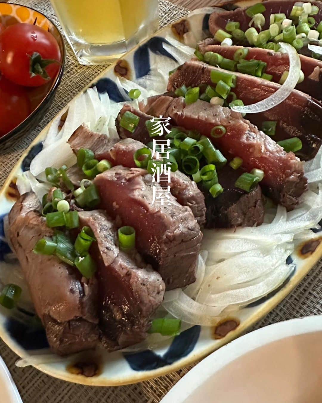 伊藤しほ乃のインスタグラム：「最近友達呼んで家で居酒屋🏮を開店するのがめっちゃ楽しい🍺笑  本気でのれんが欲しいww  たくさんおつまみ出せるようにもっと修行しよっと。笑  #居酒屋メニュー #宅飲みシリーズ #家居酒屋」