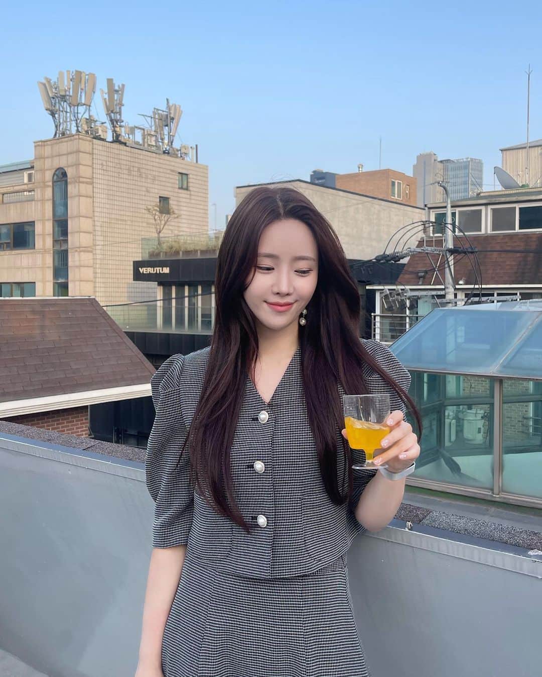 ジユルのインスタグラム：「I와 E가 만났을 때 👩🏻👩🏼‍🦰  #신사하우스 #전시회」