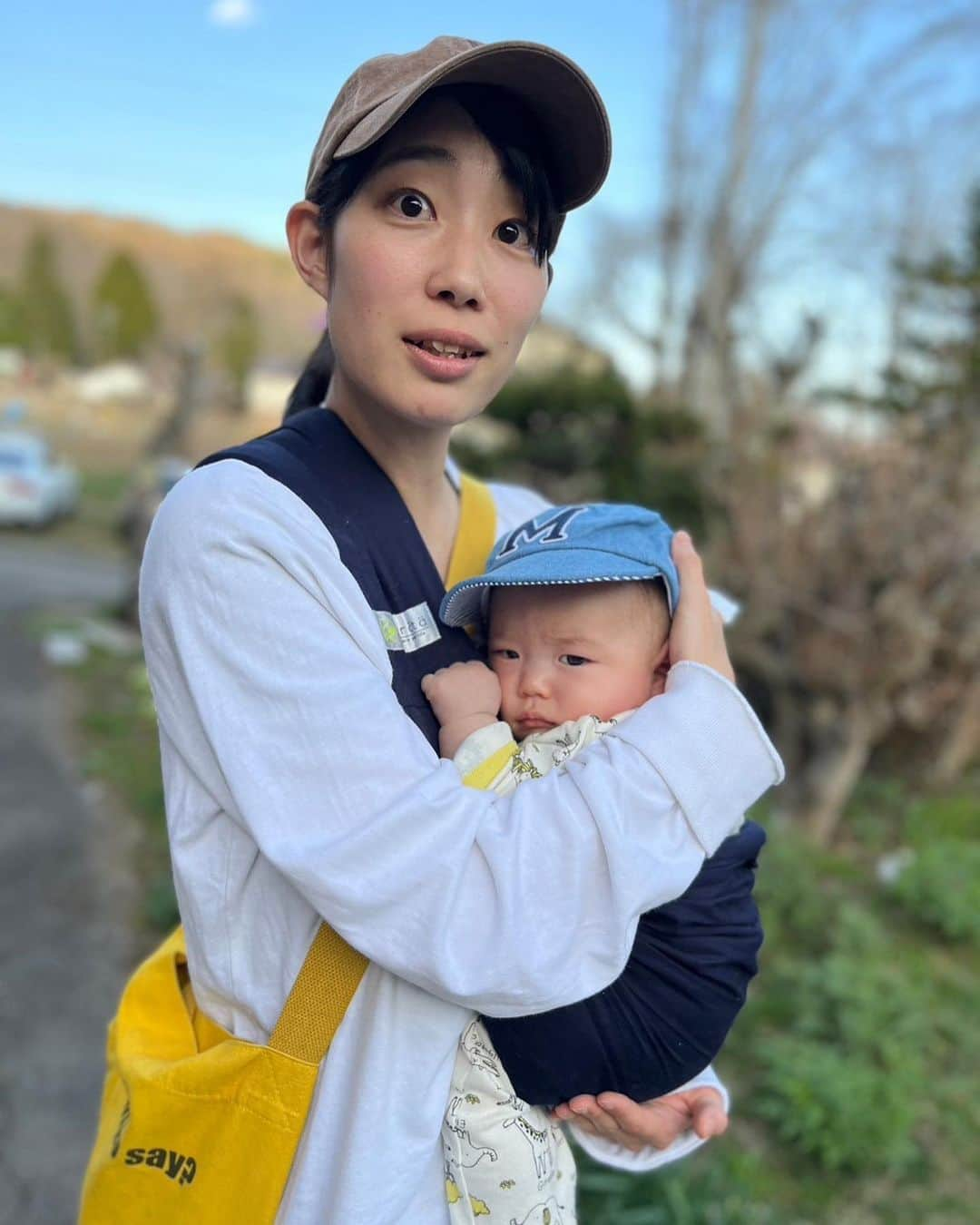 岩渕香里さんのインスタグラム写真 - (岩渕香里Instagram)「.  でかくなったな〜って 産まれた時と比べるから大きくなった気がするけど まだまだこんなに小さい僕です。  素敵なイニシャルの帽子をいただいて お外にお出かけの準備もバッチリです！  春だと思ってたけど 暑い日は汗だくです！  #赤ちゃん #新米ママ #4か月ベビー  #寅年ベビー」4月23日 14時14分 - i_am_kaoriiwabuchi