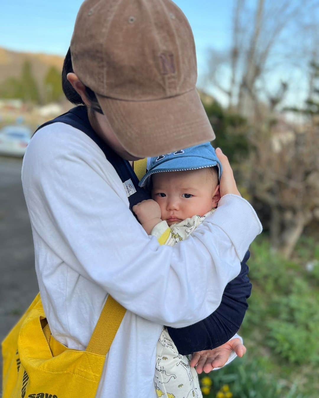 岩渕香里のインスタグラム：「.  でかくなったな〜って 産まれた時と比べるから大きくなった気がするけど まだまだこんなに小さい僕です。  素敵なイニシャルの帽子をいただいて お外にお出かけの準備もバッチリです！  春だと思ってたけど 暑い日は汗だくです！  #赤ちゃん #新米ママ #4か月ベビー  #寅年ベビー」