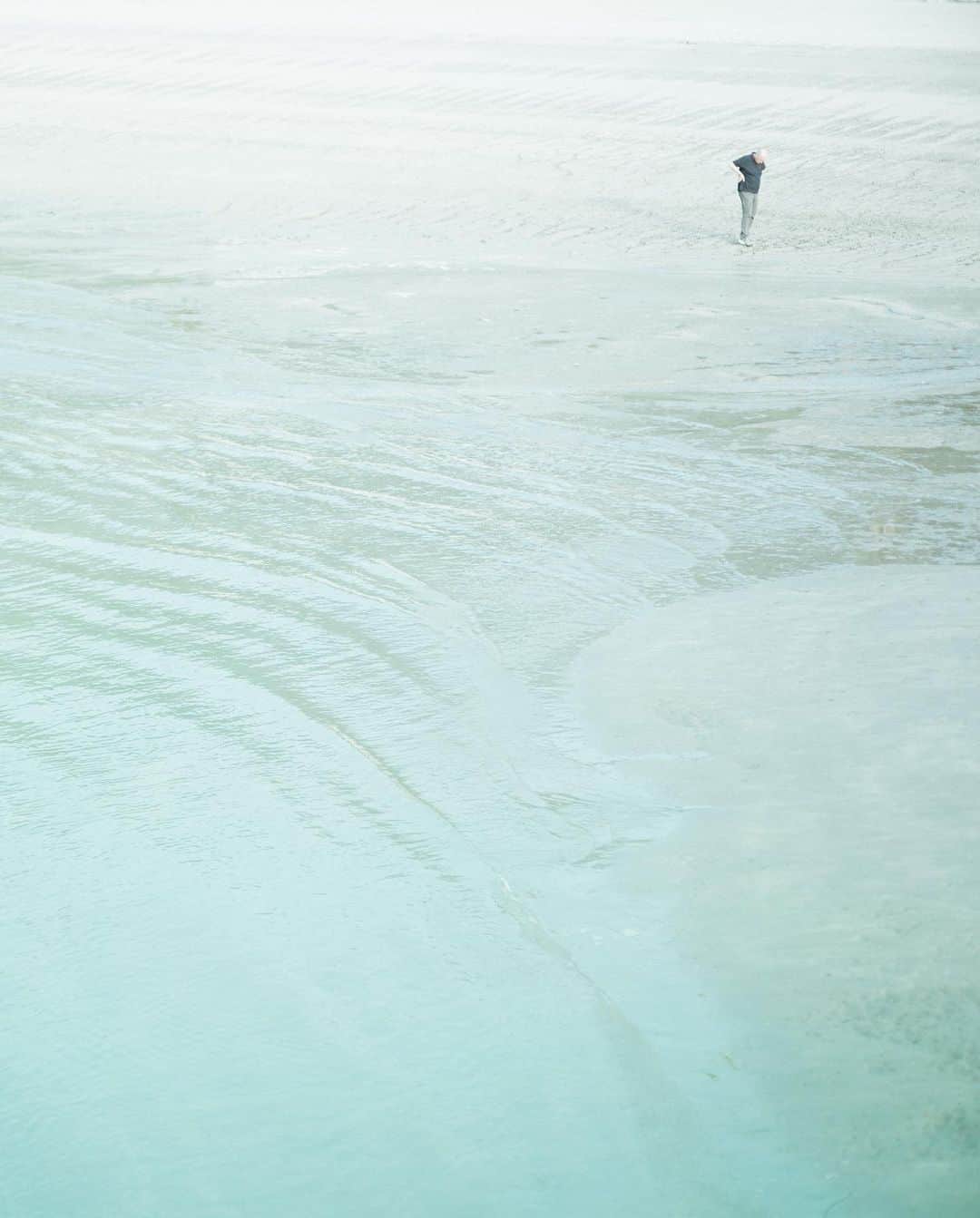 林響太朗さんのインスタグラム写真 - (林響太朗Instagram)「妻と静かな海、夕焼け  #gfx50r #leica240 #生口島」4月23日 14時37分 - kyotaro_photo