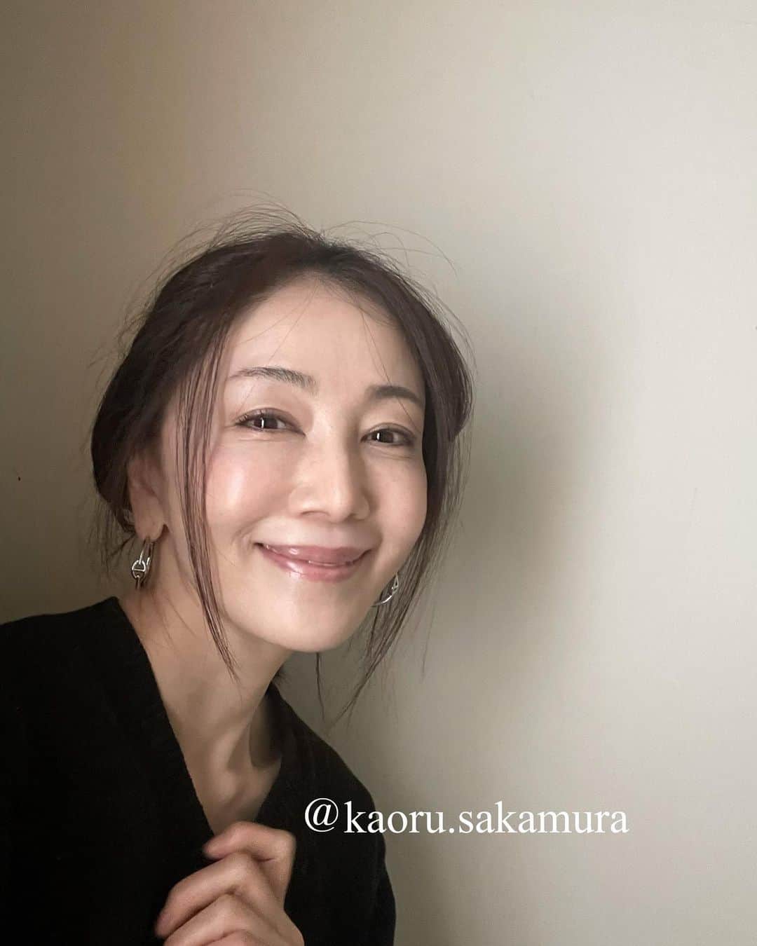 坂村かおるのインスタグラム：「こんにちは☺️ ・ 最近、なりすましアカウントや写真が使われてる事をフォローさんから多く教えて頂きます💦 ・ 本人確認申請を出してたのですが、なんやらこれからはシステムが変わるそうですね💦 ・ なので、自分の写真に@を付ける事にしました😠 ・ 効果があるかどうかは謎ですが‥ ・ 皆様、素敵な週末を💕 ・ ・  いつも「いいね！」を頂きありがとうございます！ 皆さんのコメントに元気を貰っています😊 #クィーンオブ美魔女 #team美魔女 #美ST #坂村かおる #トータルビューティーアドバイザー #美しく老いる #バランス #美容 #コスメ #ファッション #今日のコーデ #トータルバランス #お洒落な人と繋がりたい #コスメ好きな人と繋がりたい #美意識高い人と繋がりたい #美魔女 #美魔女が変わる #アップデートしてる人と繋がりたい #自分らしくアップデート」