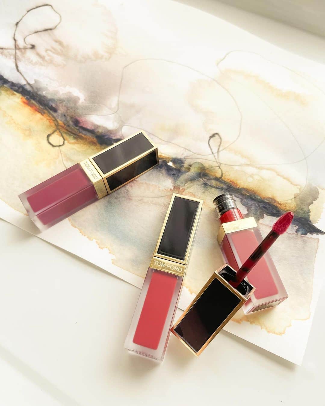 Ruby Kwanのインスタグラム：「New liquid lip. 💋 @tomfordbeauty #tomfordbeauty #liquidlipluxematte #rougeclosetbeauty   Left to right:  125 Mindblown 129 CarnalRed 16 ScarletRouge  #tomford #tfbeauty #tomfordlipstick #tomfordmakeup #liquidlip #scarletrouge」