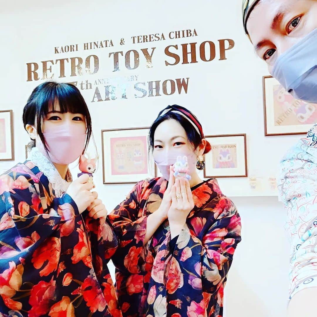 置鮎龍太郎さんのインスタグラム写真 - (置鮎龍太郎Instagram)「『RETRO TOY SHOP 5th ANNIVERSARY ART SHOW』  ヘロQでもお世話になったひなたかほりさんと、照紗さんの企画5周年  本日17時まで信濃町駅大京町の  The Artcomplex Center of Tokyo にて  入場無料、お近くの方は是非  下のお店のカレー、美味しそうだったけどランチが終わってた(汗)無念。」4月23日 14時29分 - chikichikiko