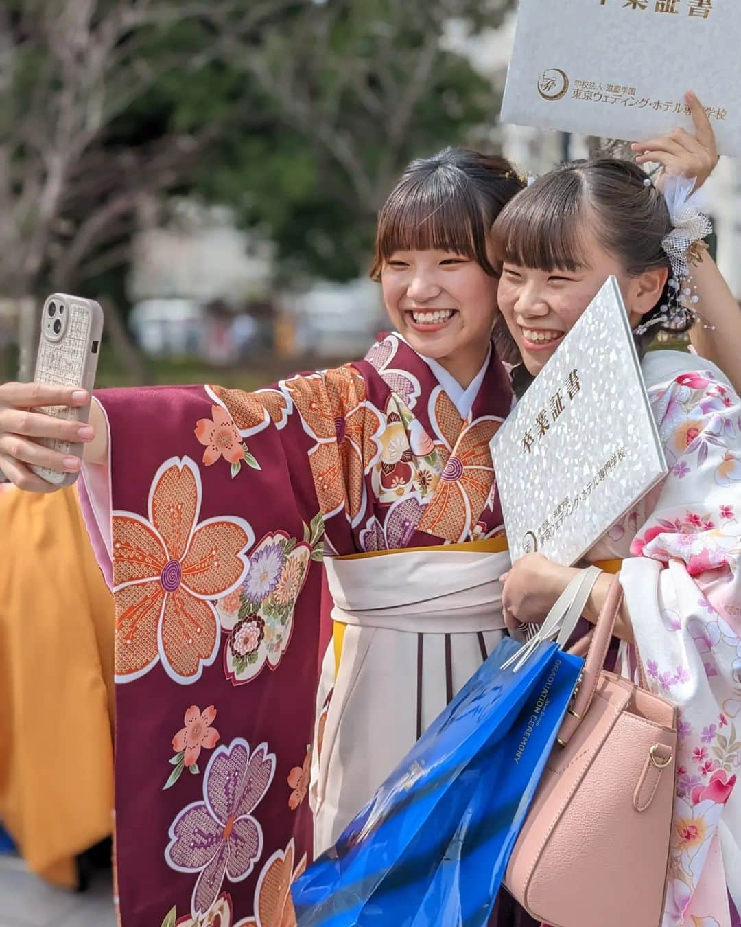 東京ウェディングカレッジのインスタグラム：「卒業式の様子🌸  3月に両国国技館で卒業式が行われました😊 袴姿の学生たちの姿に職員も目頭が熱くなりましたよ。。。 これからのブライダル、ホテル業界での活躍を応援しています(^^)  8月の同窓会にみんなで会いましょう!!  #東京ウェディングホテル専門学校 #TWH #ウェディングプランナー #ドレススタイリスト #ブライダルフラワー #ブライダルフォトグラファー」