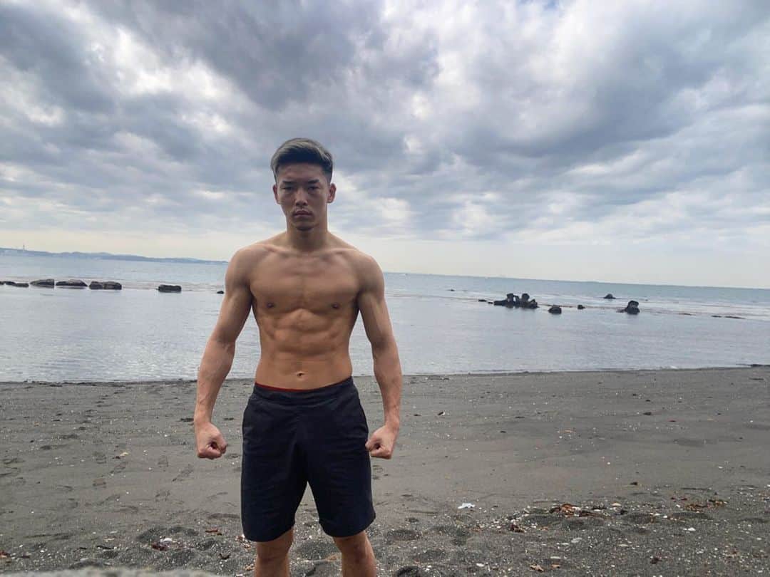 のインスタグラム：「海トレ  押忍　  #砂浜 #running」