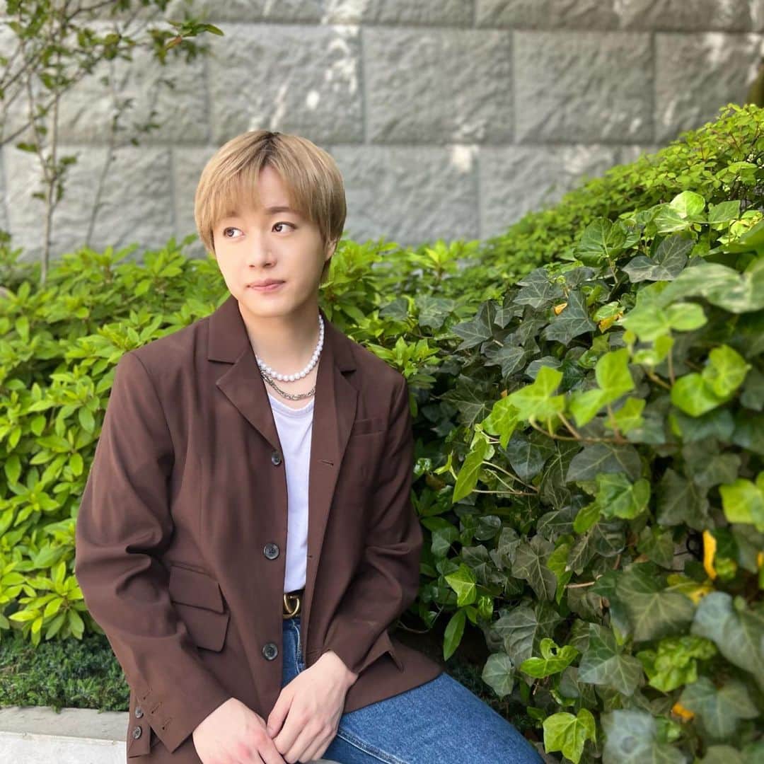 内海大輔のインスタグラム：「春ですね〜🍀 茶ジャケ可愛い。 オレも可愛い。  #内海大輔」