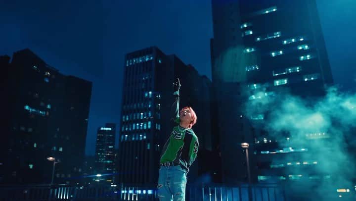 トン・ヒョンべのインスタグラム：「슝~~~~~~~~~~~~ @__youngbae__  TAEYANG - ‘Shoong! (feat. LISA of BLACKPINK)’ PERFORMANCE VIDEO TEASER ⠀ LINK IN BIO ⠀ EP ALBUM [Down to Earth] 2023.04.25 6PM (KST) ⠀ #TAEYANG #태양 #LISA #리사 #슝 #Shoong #DowntoEarth #THEBLACKLABEL #더블랙레이블」