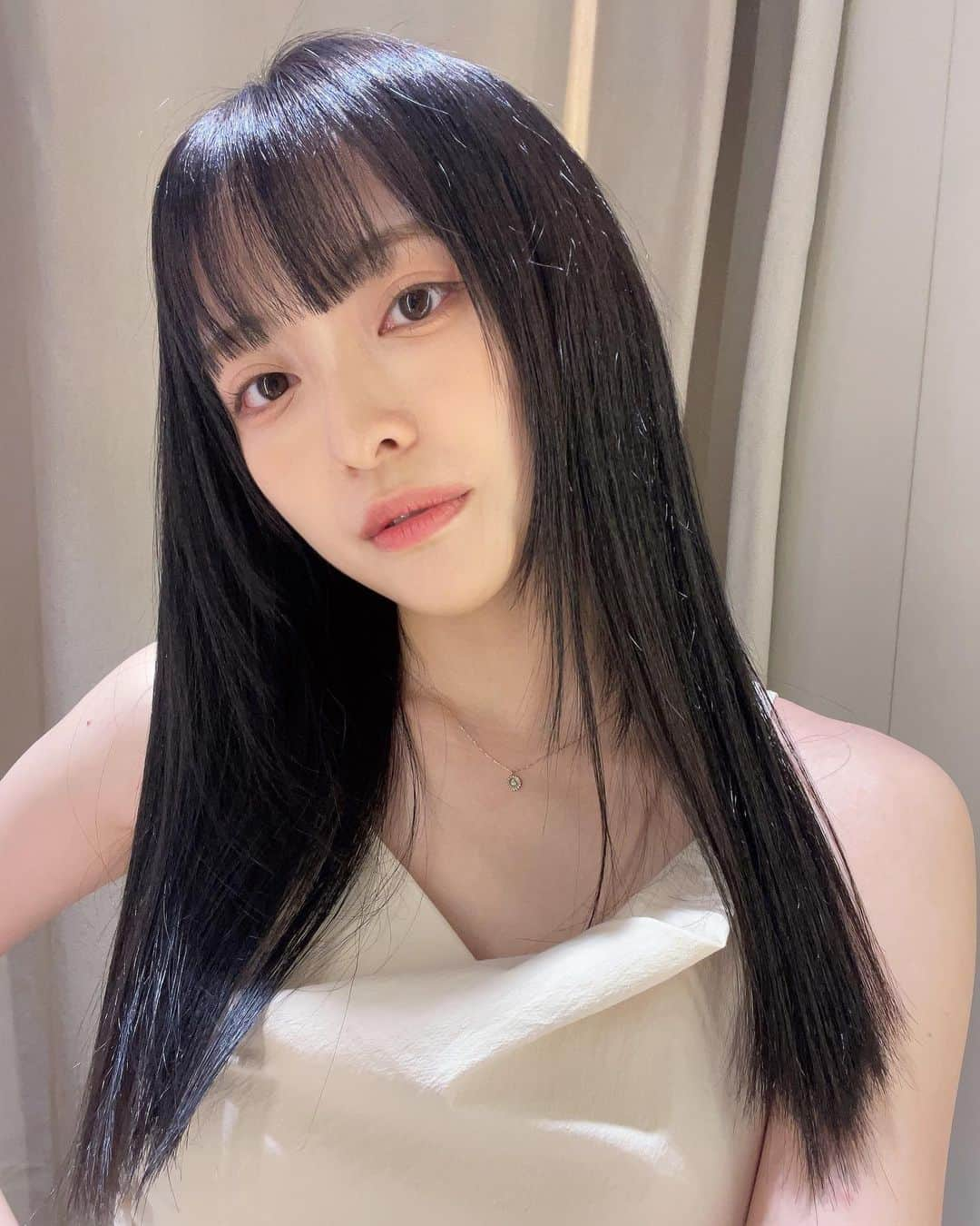 斉藤瑞季さんのインスタグラム写真 - (斉藤瑞季Instagram)「ストレートヘア💇‍♀️ 顔周りレイヤーいれたら 動きが出ていい感じなので 最近はずっとストレートでやっております。 ヘアアイロンはリファを使っております。」4月23日 14時39分 - mii_maricoco