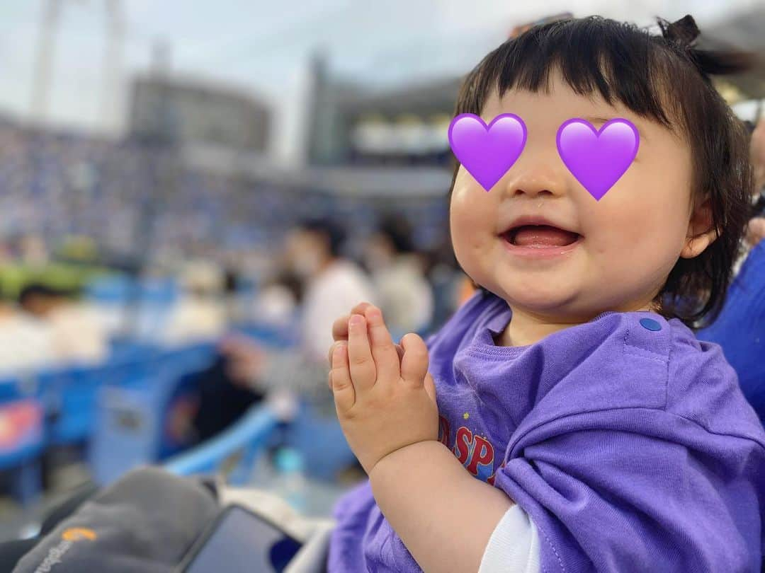 結花子のインスタグラム：「3歳から野球してる息子に、プロの野球を見せてあげたくて、 ヤクルトvs 巨人　行って来ました🧡💚 息子はロングポテトに必死😳 夫は生ビールに必死😳 誰よりもよろこんでいたのは娘😳 歓声が上がるたびにニコニコ拍手😂 楽しかったみたいでよかった😂👍 #野球　#baseball  #ヤクルトスワローズ #巨人 #観戦　#あの雰囲気が好き  #野球全くわからないけど」