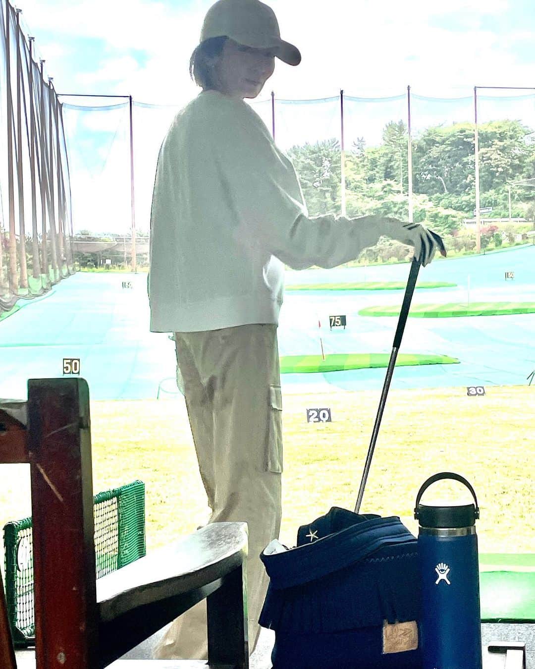 大河内奈々子のインスタグラム：「・ ・ 練習に欠かせないのは  この2つ。  @hydroflask.jp  @lozzsandra   Thank you💙 @maimaiichikawa   @shoco_co   #大河内奈々子 #nanakoohkouchi #golf #ゴルフ女子 #コースには永遠に出れそうにない　#ブランクがありすぎて」
