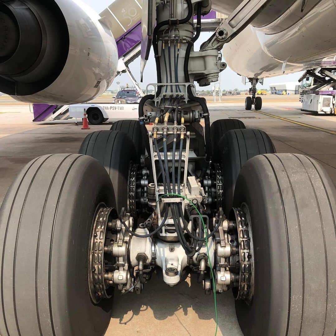タイ航空さんのインスタグラム写真 - (タイ航空Instagram)「Smooth landings, every time! 🛬 The main landing gear of the B777-200 ER has 6 wheels on each side, totaling 12 wheels, ensuring a safe touch down for passengers.✈️   Credit Photos: Captain Mahesak Wongpa  #thaiairways #smoothassilk #Aviation #SafetyFirst #boeing777 #wheels #tg」4月23日 14時51分 - thaiairways