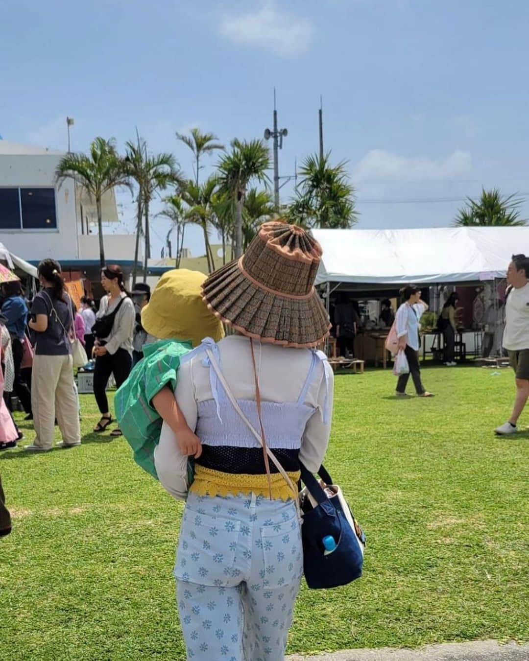 糸数美樹のインスタグラム：「読谷やちむん市いってきた！ 久しぶりのいい天気☀️ いろんな人にも会えました☺️  娘の保育園に寄贈したいものも少し買えてよかった🌿」