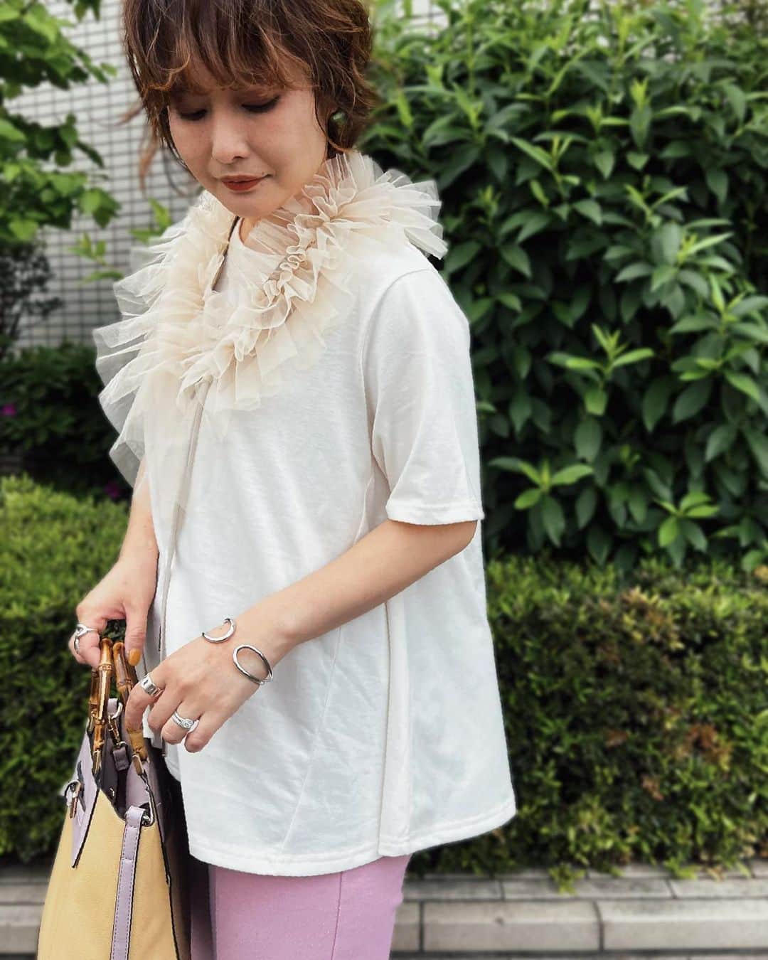 のインスタグラム：「‥𝕗𝕒𝕤𝕙𝕚𝕠𝕟‥ #休日コーデ  久しぶりに甘めコーデ❤︎ シンプルなTシャツにチュールのつけ襟合わせてみました。 ∵ シルエットが可愛いTシャツは、 4/26(水)正午ZOZOTOWNオープンの新ブランド 【Anss.me アンスミー　(@anss.me_official_ )】のものです。  後ろも袖も長めで体型カバー効果抜群！ショーパンとかと合わせてもカジュアルになり過ぎないので、一枚あると便利！ ∵ オープン当日限定、全品2,000円OFF になるそうなので、ぜひぜひチェックしてみてください♡ ∵ ∵ #anssme #アンスミー  #zozotown #ゾゾタウン #新ブランド」