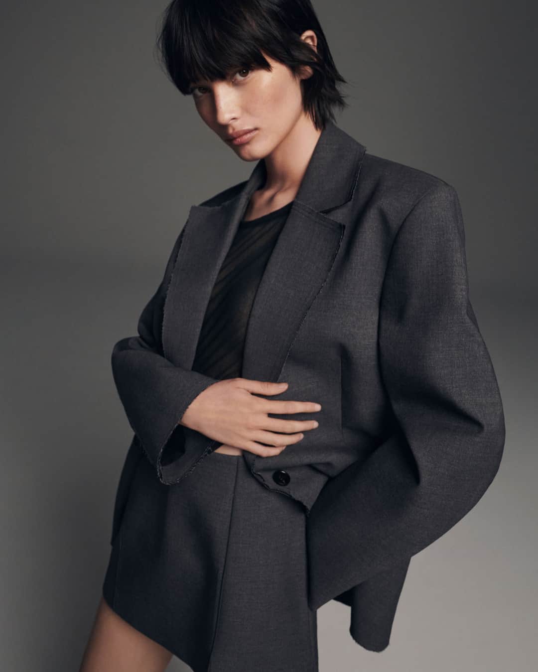 ベック&ブリッジのインスタグラム：「The chic Jamie Blazer features raw edge detailing with a notch lapel and welt front pockets, a back vent opening and shoulder pads. Styled with our Jamie Mini Skirt.​​​​​​​​​ #becandbridge #embody #newarrivals」