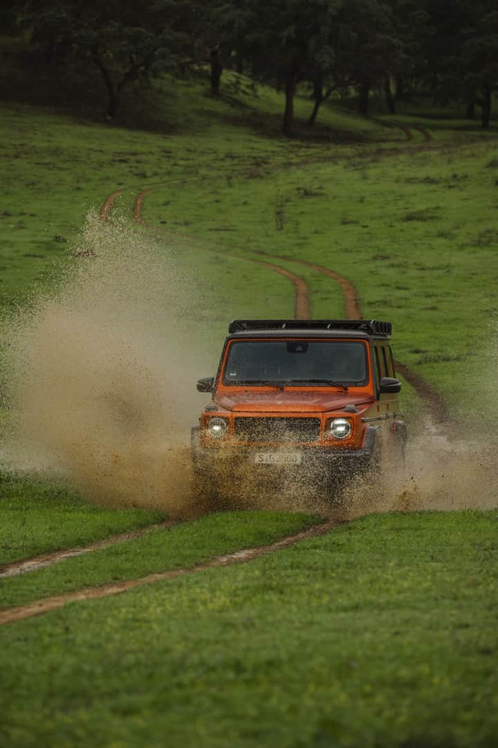 Mercedes-Benz Thailandのインスタグラム：「ฉีกทุกกฎของการเดินทางและพุ่งทะยานสู่การผจญภัยครั้งใหม่ได้อย่างมั่นใจกับ G-Class  *อุปกรณ์บางส่วนในภาพอาจแตกต่างจากที่จำหน่ายจริง โปรดตรวจสอบรายการอุปกรณ์ของรถยนต์แต่ละรุ่นที่ผู้จำหน่ายฯ อย่างเป็นทางการทั่วประเทศ​​  #StrongerThanTime #GClass #LegendaryRides #MercedesBenz #MercedesBenzThailand」