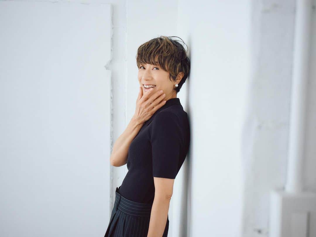 黒田知永子のインスタグラム：「. 「素敵なあの人」6月号  隔月ファッション連載が載ってます！ ぜひご覧になってくださいねっ🫶  @sutekinaanohito_tkj  #素敵なあの人 #黒田知永子 #chiekokuroda」