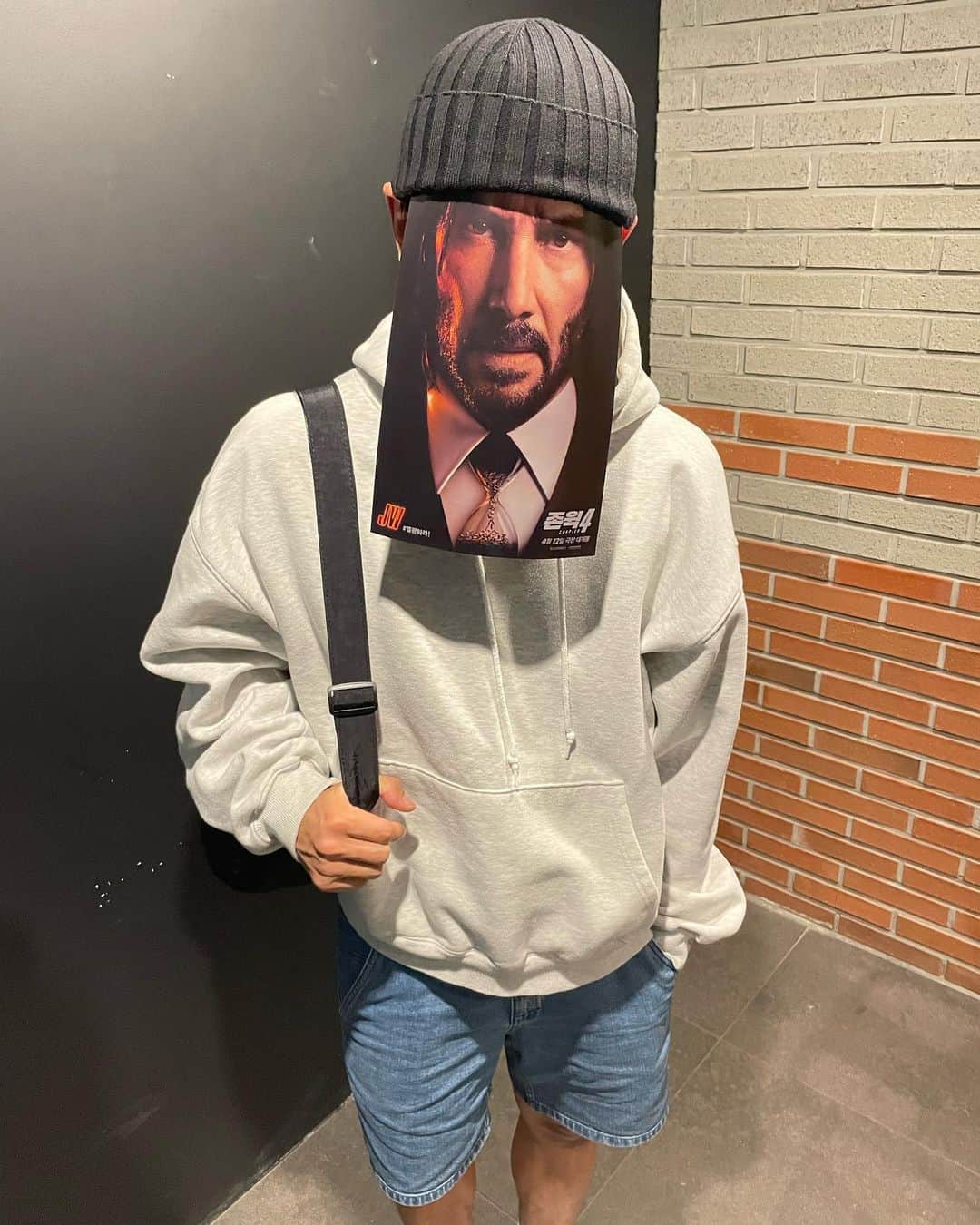 オン・ジュワンのインスタグラム：「#존윅4 보고 나오는 길.. 온윅… 이라…불러주오…😏  사람의 야망은 그 사람의 가치를 넘어서면… 안됩니다.  키야…😭」