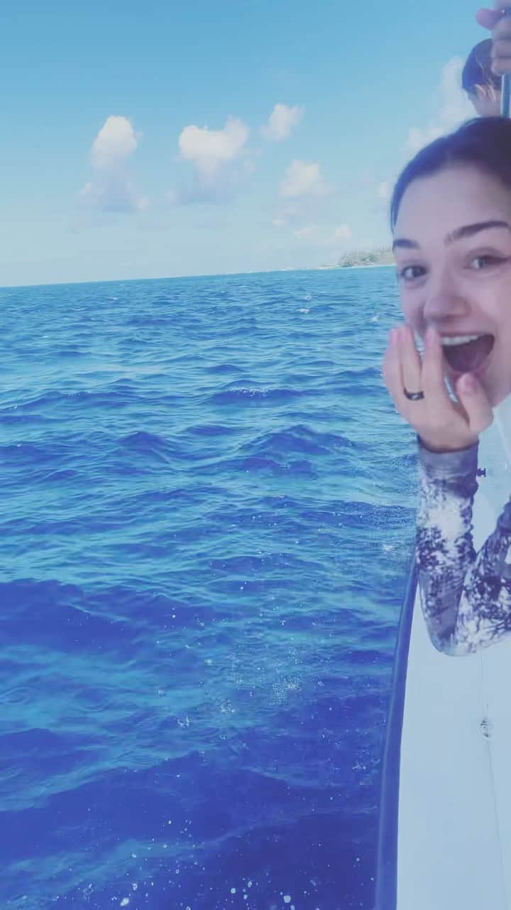 エフゲニア・メドベージェワのインスタグラム：「Как дельфины нас до отеля провожали💙🥹🐬 . @velassarumaldives  @maldivianacom  #velassarumaldives  #maldiviana」