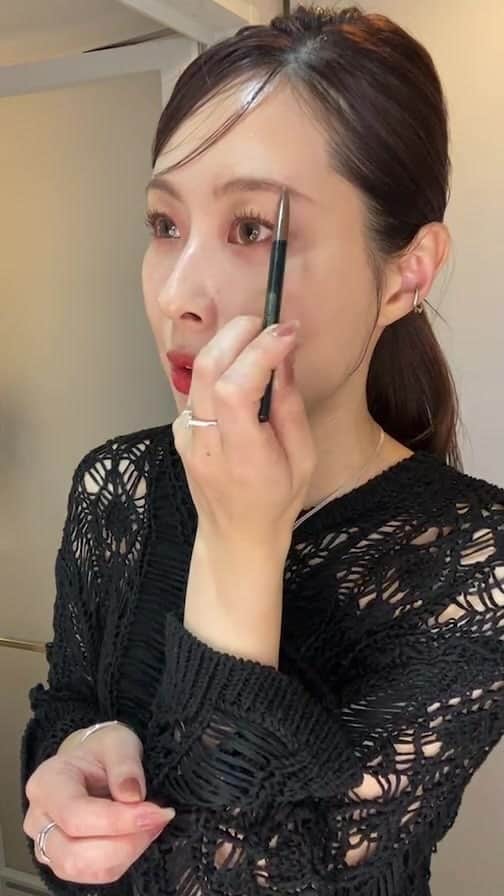 保科真紀のインスタグラム：「日曜日のインスタライブ☺︎  今日は新しいアイシャドウを開封🌸 @shuuemura ハナミスプリング  ヘアはチョロ毛タイトポニーテールです @instauka  フレックスボリューム グロッシーニュアンス を使いました❤️  また日曜日にライブします🙆‍♀️」