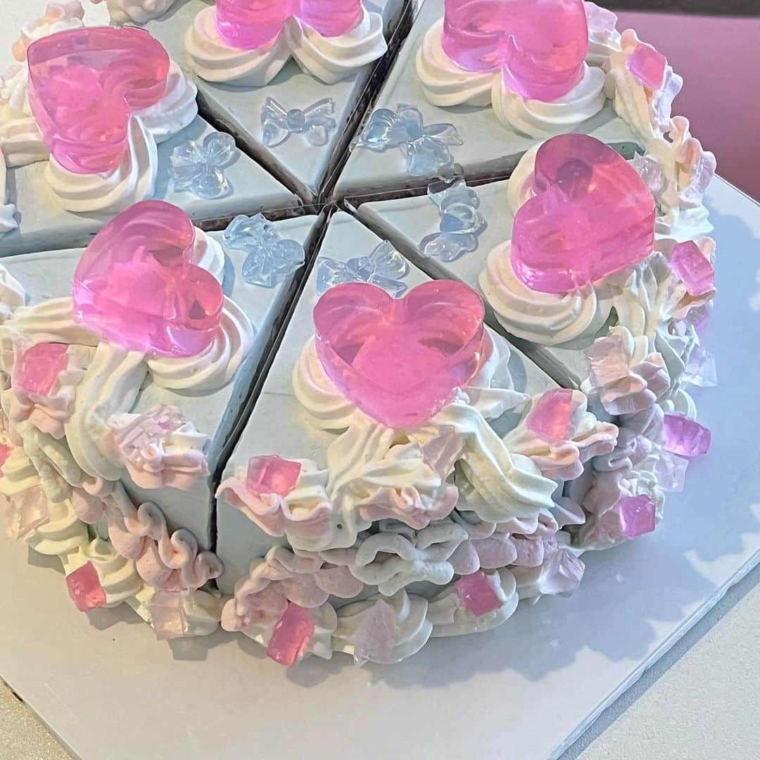 PATRA magazineさんのインスタグラム写真 - (PATRA magazineInstagram)「【次に流行る誕生日ケーキ🍰ゼリーケーキ💎✨】  ネクストケーキトレンド、”ゼリーケーキ”は知ってる？🍰  ちゅるんとした宝石みたいなゼリーの乗ったケーキが可愛すぎる💎💕  こんなかわいいケーキを作っているのは 奈良にあるカフェ ”그때, 그날,:) クッテ,クナル,:)”💕  世界で一つのオーダーケーキをお願いすることもできるよ🍰  🏠：奈良県橿原市北八木町3-2-22 （大和八木駅より徒歩5分） 🕛：11:00~17:00 定休日・地図など：インスタのハイライト  ＼ thank you 🦢 ／ @cafewithyou_ / @xhrrl43 @kc.__t / @impark___ @n.chan_s2  今みんなの中で流行っている事やアイテムがあれば @patra__jp をタグ付けしてぜひ教えてね🔔  皆さんのすてきな投稿をぜひ紹介させてください！   #ゼリーケーキ #推しケーキ #ゼリーケーキでお祝い #本人不在の誕生日会 #奈良カフェ」4月23日 15時07分 - patra__jp