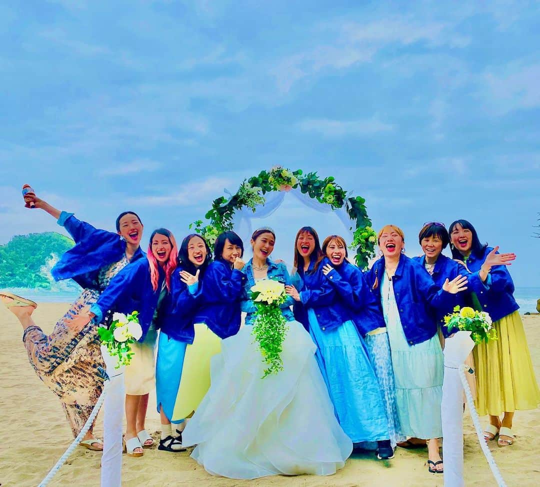 七瀬りりこさんのインスタグラム写真 - (七瀬りりこInstagram)「親友の結婚式へ✨  大好きな人の周りには大好きな人しかいなくて、最高にhappyな２日間でした♡  本当におめでとう🎊🎉  そしてまたすぐ会いましょう✨  #ラリソン彩華 #結婚式 #おめでとう #ビーチウェディング #beachwedding」4月23日 15時09分 - ririkonanase