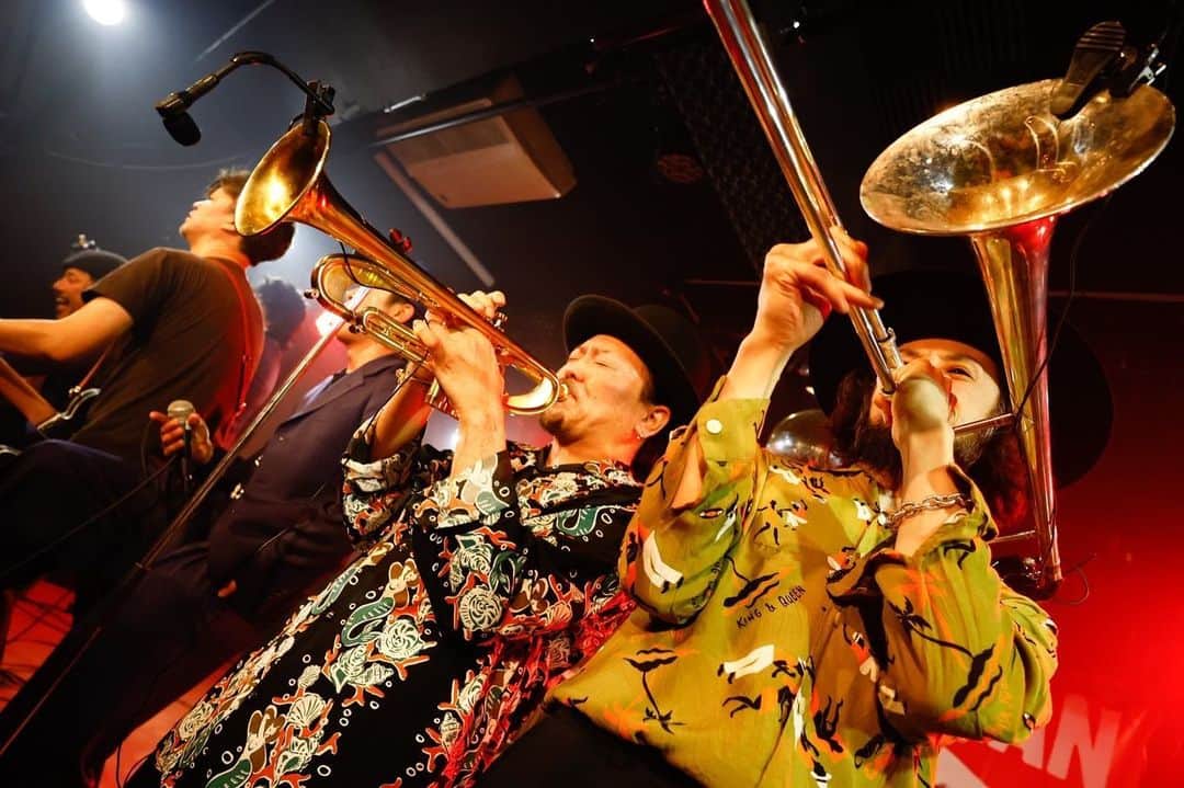 のインスタグラム：「． ． 踊り狂いのアツアツ ナイスサタデーナイト🕺🔥  ぽっかり空いていた何かが ライブと共に少しずつ満たされていく感じ。 ありがてぇだ◎  ヨンキュー富山🤙 旅は続くよ！ ピス！  📸 @okb1020  #パワーチャージ」