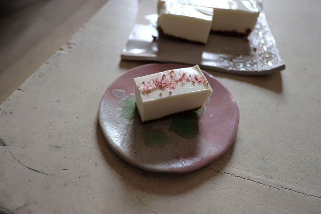 米田有希さんのインスタグラム写真 - (米田有希Instagram)「YouTubeに新しい動画をアップしました。ストーリー、ハイライト、プロフィールのリンクから飛べます🕊  今回はお気に入りの器たちをご紹介しています。 2枚目の写真はお気に入りの器に乗せたチーズケーキ。 息子の学校に急遽手作りのお菓子を持って行くことになり、「チーズケーキがいい！」とリクエストされました。 息子のリクエストはこのレアチーズケーキだったのですが、冷蔵庫に入れられるのか定かではなかったのでベイクドチーズケーキも作り、学校にはベイクドチーズケーキメインでレアチーズケーキはおまけみたいな感じで持って行きました。 全然時間なくて作っているところを動画に収める余裕もなく😅 日本のレシピで作ったのでスペイン人には甘さ控えめすぎただろうなぁ…  【動画で着用のお洋服等】 白に水玉のブラウス @americanapparel  ジーンズ @calvinklein  ネックレス @centerforcosmicwonder   赤とネイビーのボーダーTシャツ @saintjames  白いオーバーオール @nest_robe」4月23日 15時19分 - akiyoneda