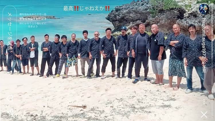 石塚啓次のインスタグラム：「与論島での職人達！ 本物の職人さん達が着てくれてます！ ジャパニーズワークシャツ鯉口シャツ！！！これや！これや！これや！ 無茶苦茶カッコエエ！です！ 本物が着ると俺の服も本物になりますね！  、、、ちょい怖いなぁ、、、、  ありがとうございます！ スガさん最高ですね！  @hirofumi.suga1972  @1moku_spain  @1moku_japan  #石塚啓次 #YouTube #宵宵祇園  #yoiyoigion  #ブエナビスタデポルテ #buenavistadeporte #バルセロナ」