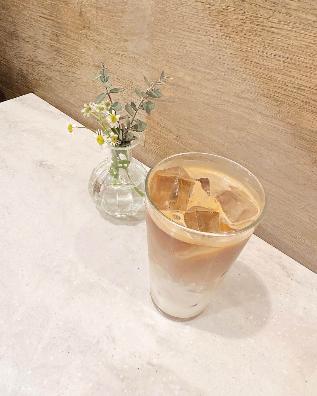 八木沙季のインスタグラム：「🤍🤍  可愛いお花とおしゃれに撮ろうとしたのに😟」