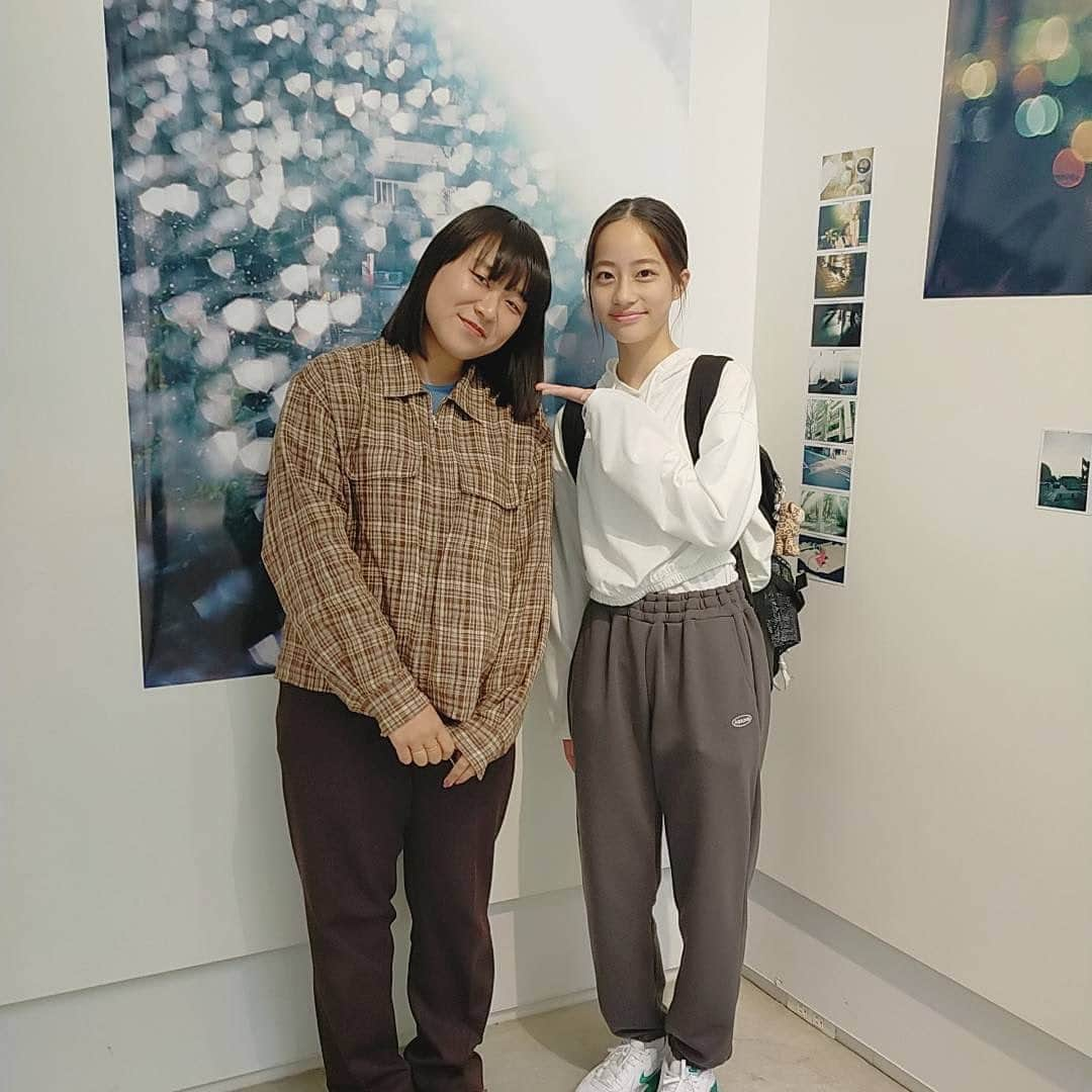 池端杏慈さんのインスタグラム写真 - (池端杏慈Instagram)「︎︎  石田真澄さんが開催されている  『swim in spring TOKYO』 の展示に行ってきました！  写真はもちろん、会場のお花や色使いも素敵でした。  窓ガラスに日光が反射してキラキラしているように 見えた写真がより幻想的でした。  渋谷PARCO1Fで 本日21:00までです！  外観も素敵ですのでぜひ！（最後2枚）  #石田真澄 さん #池端杏慈」4月23日 15時25分 - lespros_anji